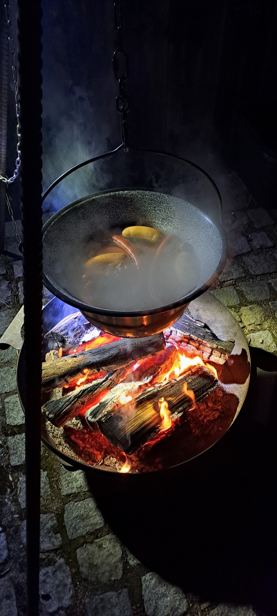 Wurstkessel am Feuer